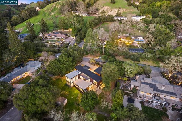 2 2 Crane Ct, Orinda, CA 94563