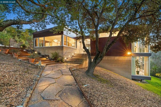 2 2 Crane Ct, Orinda, CA 94563