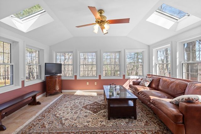 60 Cambridge Rd, Hampstead, NH 03841