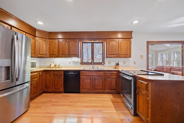 60 Cambridge Rd, Hampstead, NH 03841