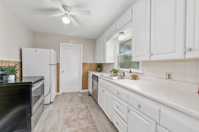 822 S Edgemoor St, Wichita, KS 67218