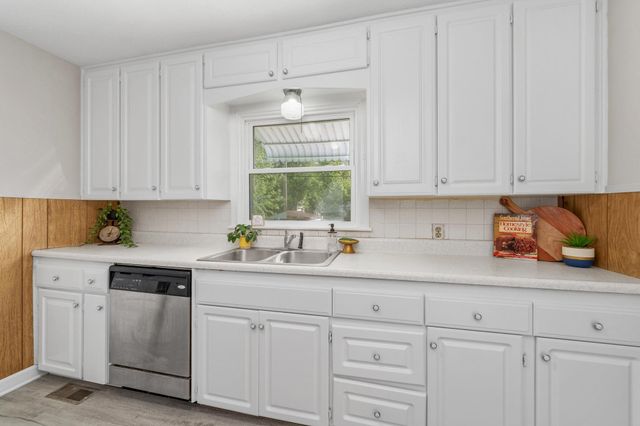 822 S Edgemoor St, Wichita, KS 67218