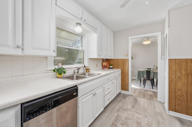 822 S Edgemoor St, Wichita, KS 67218