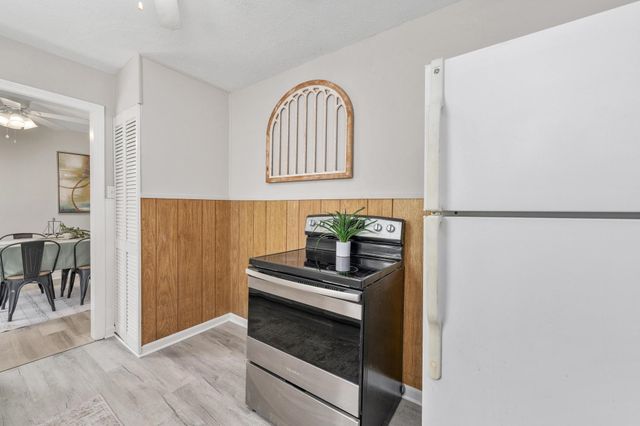 822 S Edgemoor St, Wichita, KS 67218