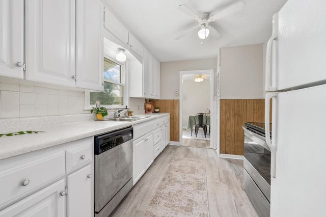 822 S Edgemoor St, Wichita, KS 67218