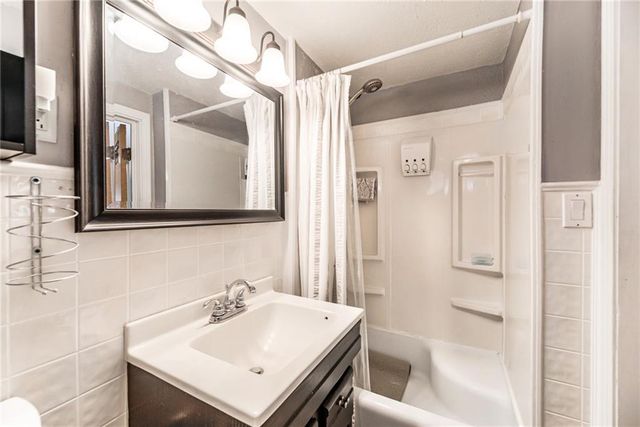 9004 E 65TH Terrace, Raytown, MO 64133