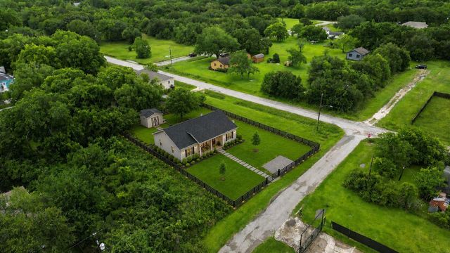 6713 Lewis Rd, Hitchcock, TX 77563