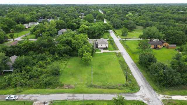 6713 Lewis Rd, Hitchcock, TX 77563