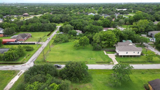 6713 Lewis Rd, Hitchcock, TX 77563
