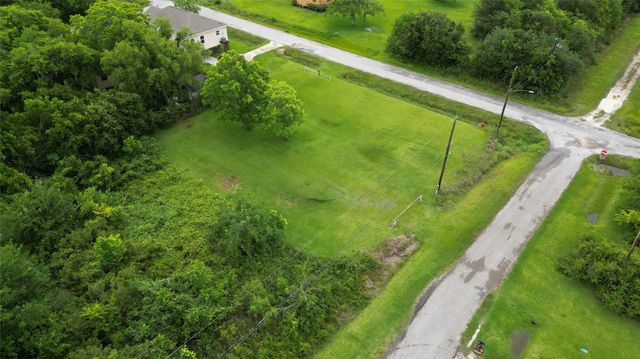 6713 Lewis Rd, Hitchcock, TX 77563