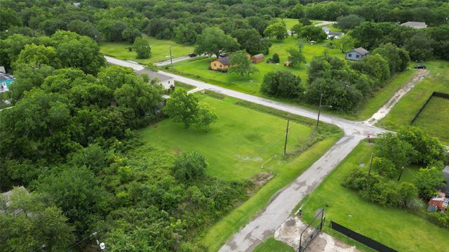 6713 Lewis Rd, Hitchcock, TX 77563