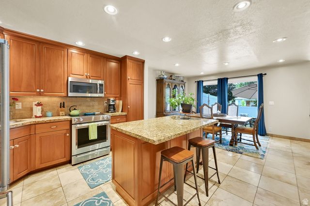 2246 E LINCOLN CT, Holladay, UT 84124