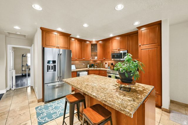 2246 E LINCOLN CT, Holladay, UT 84124