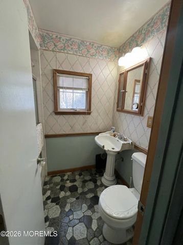 28 Fayette Lane, Aberdeen, NJ 07747