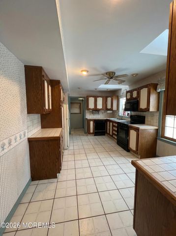 28 Fayette Lane, Aberdeen, NJ 07747