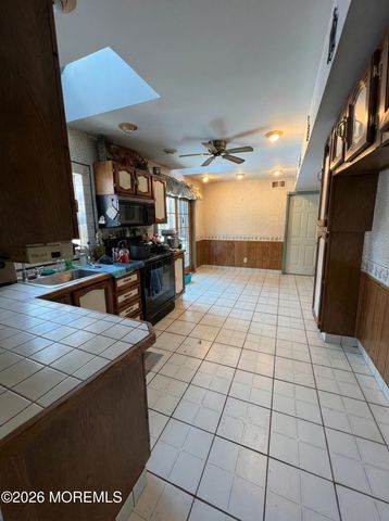 28 Fayette Lane, Aberdeen, NJ 07747