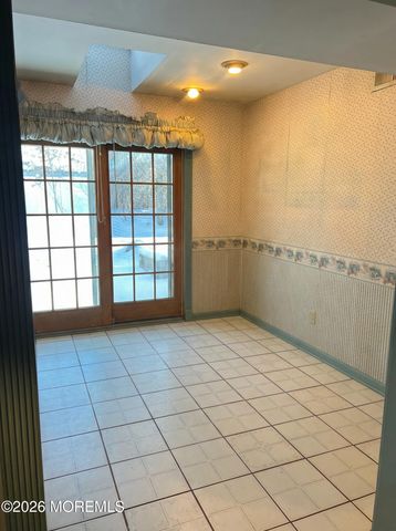 28 Fayette Lane, Aberdeen, NJ 07747