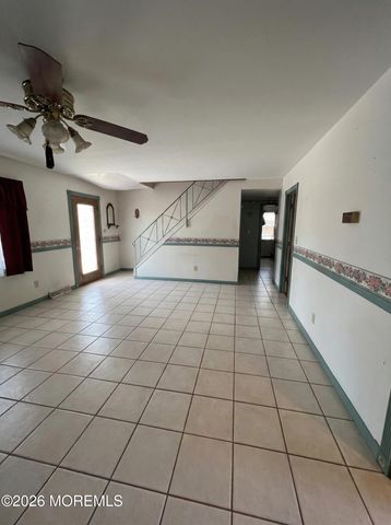 28 Fayette Lane, Aberdeen, NJ 07747