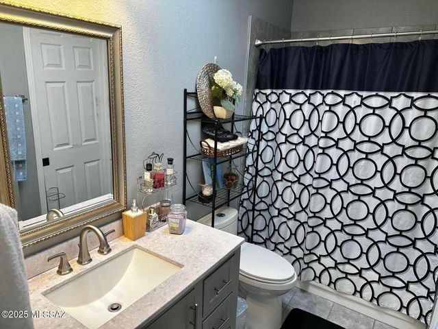 8255 N Oracle Road APT 203, Tucson, AZ 85704