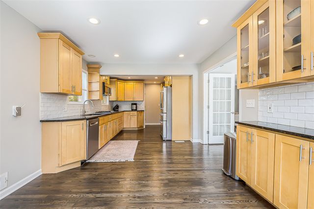 10565 Vernon Avenue, Huntington Woods, MI 48070