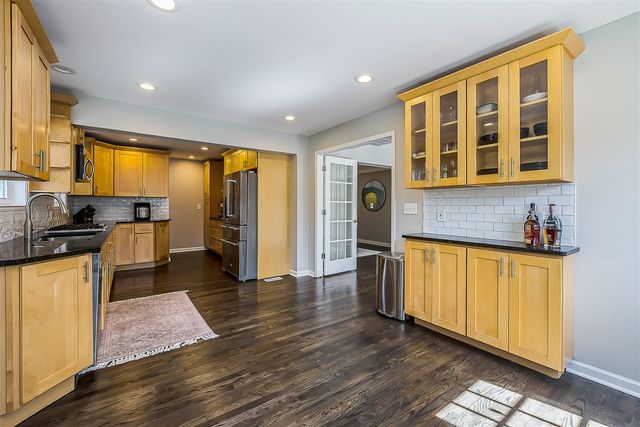 10565 Vernon Avenue, Huntington Woods, MI 48070