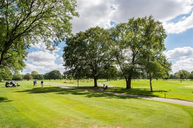 10565 Vernon Avenue, Huntington Woods, MI 48070