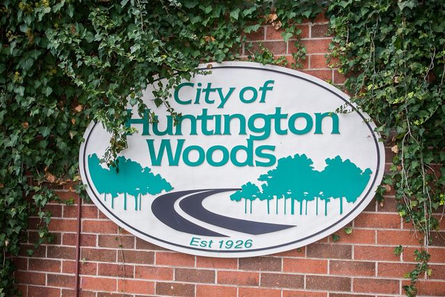 10565 Vernon Avenue, Huntington Woods, MI 48070