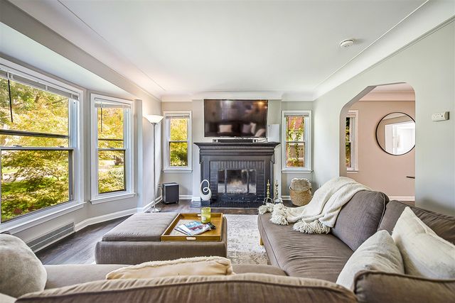 10565 Vernon Avenue, Huntington Woods, MI 48070