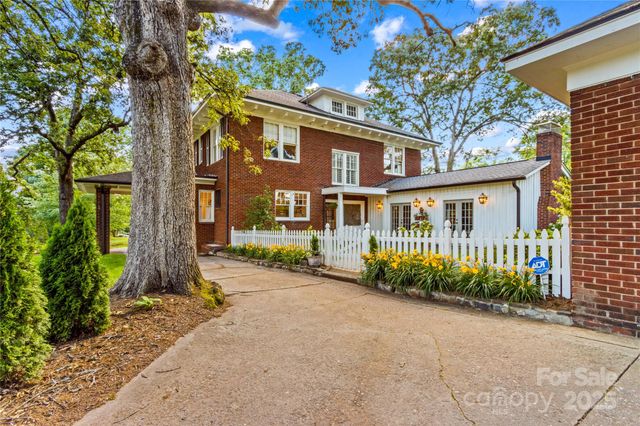 712 N Center Street N, Statesville, NC 28677