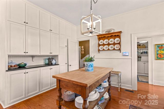 712 N Center Street N, Statesville, NC 28677