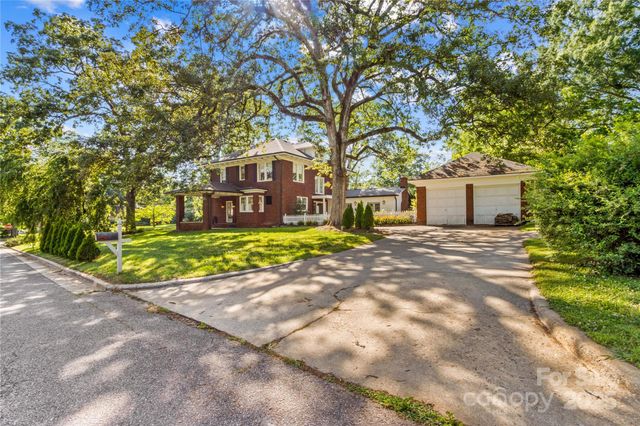 712 N Center Street N, Statesville, NC 28677