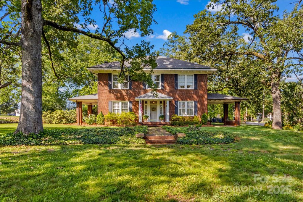 712 N Center Street N, Statesville, NC 28677