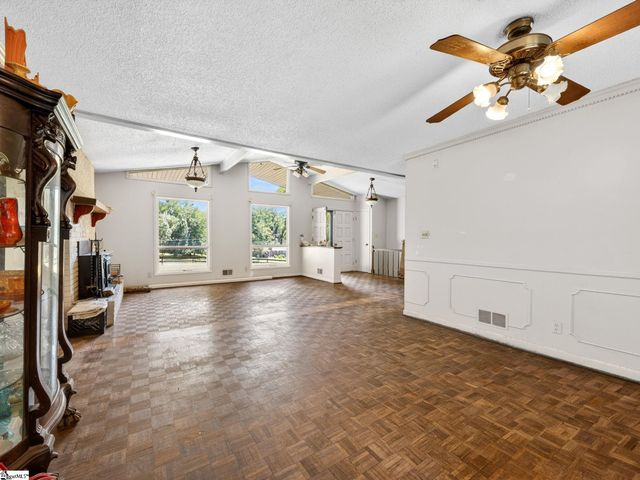 1064 Knollwood Acres Drive, Boiling Springs, SC 29316