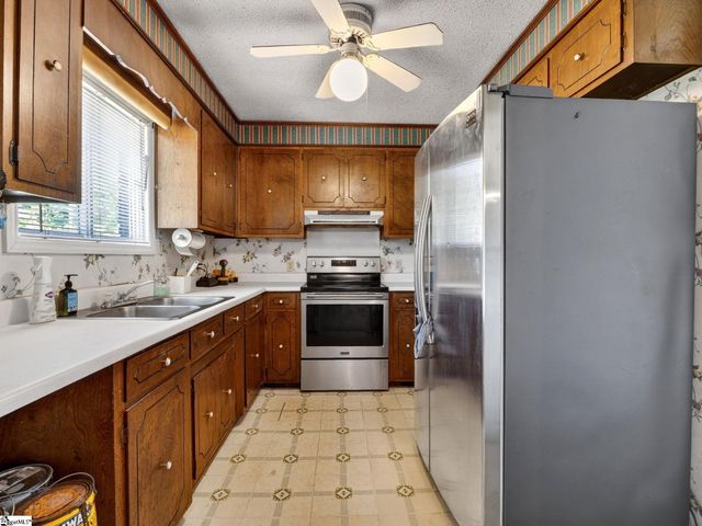 1064 Knollwood Acres Drive, Boiling Springs, SC 29316