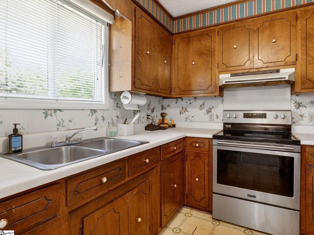 1064 Knollwood Acres Drive, Boiling Springs, SC 29316