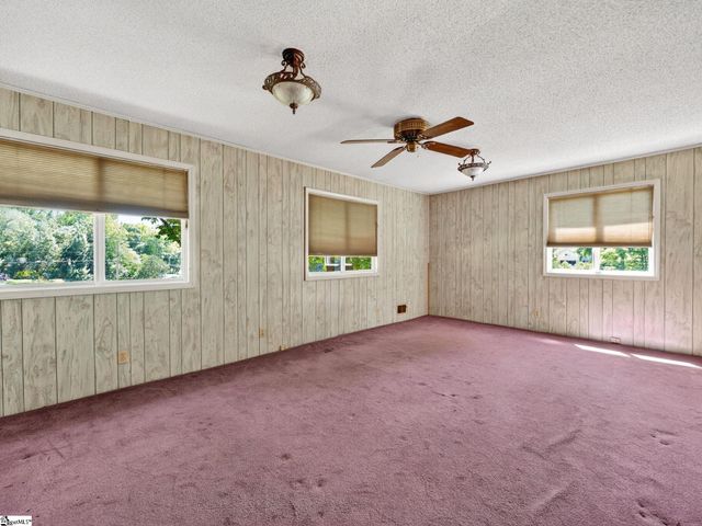1064 Knollwood Acres Drive, Boiling Springs, SC 29316