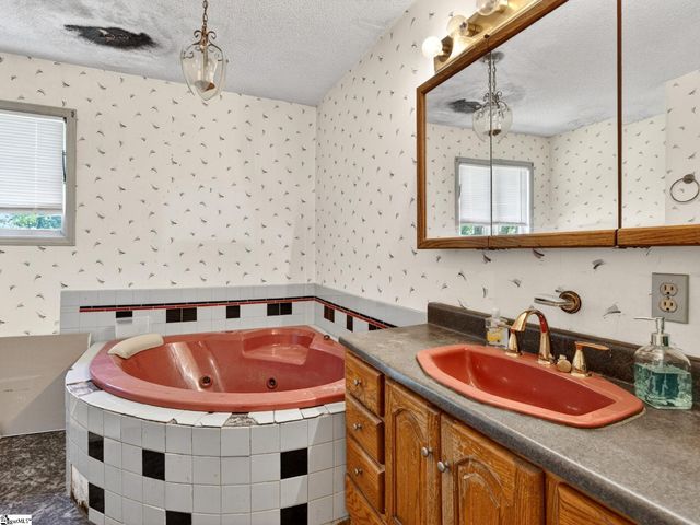 1064 Knollwood Acres Drive, Boiling Springs, SC 29316