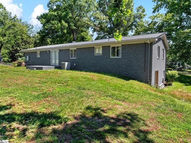 1064 Knollwood Acres Drive, Boiling Springs, SC 29316