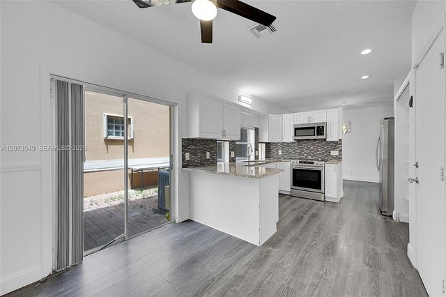 11201 Lakeview Drive 48-M, Coral Springs, FL 33071