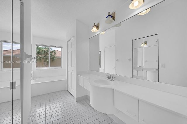 11201 Lakeview Drive 48-M, Coral Springs, FL 33071