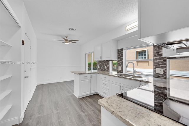 11201 Lakeview Drive 48-M, Coral Springs, FL 33071