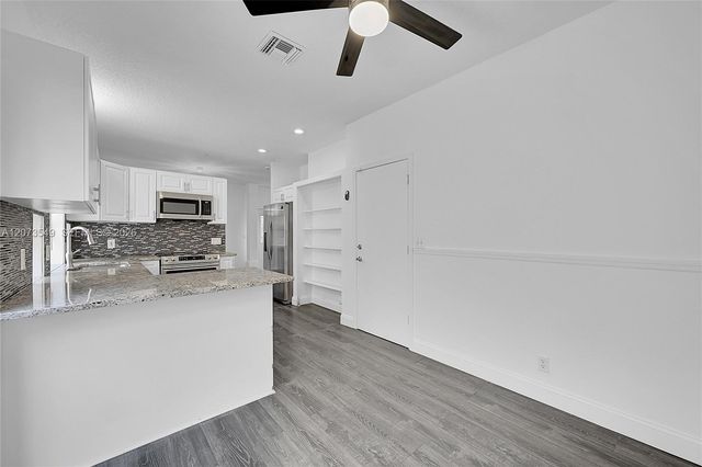 11201 Lakeview Drive 48-M, Coral Springs, FL 33071