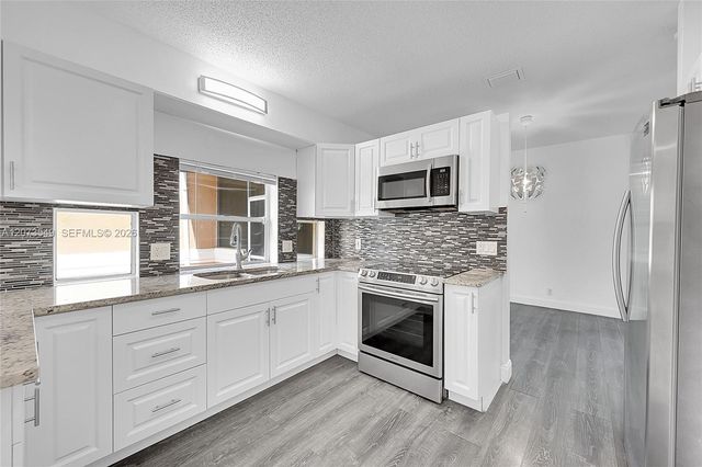 11201 Lakeview Drive 48-M, Coral Springs, FL 33071