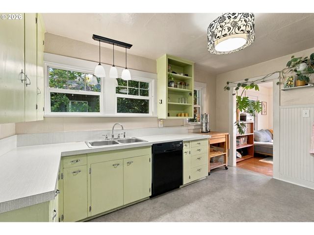 218 Se WASHINGTON St, Mc Minnville, OR 97128