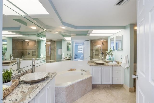 21 Bluebill AVE B806, Naples, FL 34108