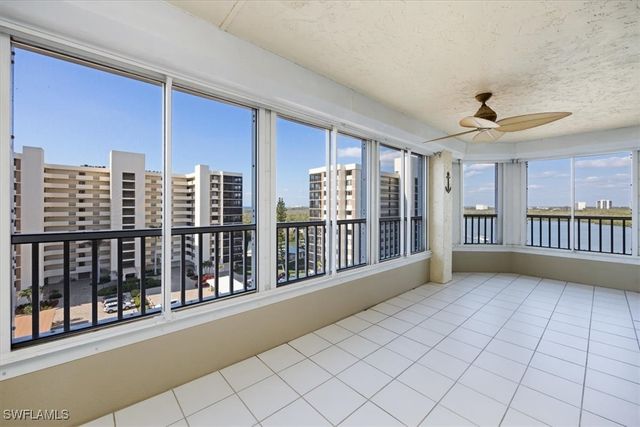 21 Bluebill AVE B806, Naples, FL 34108