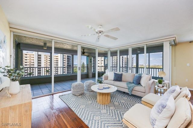 21 Bluebill AVE B806, Naples, FL 34108