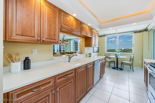 21 Bluebill AVE B806, Naples, FL 34108