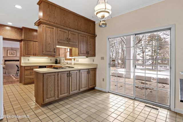 660 N Broadway, Saratoga Springs, NY 12866