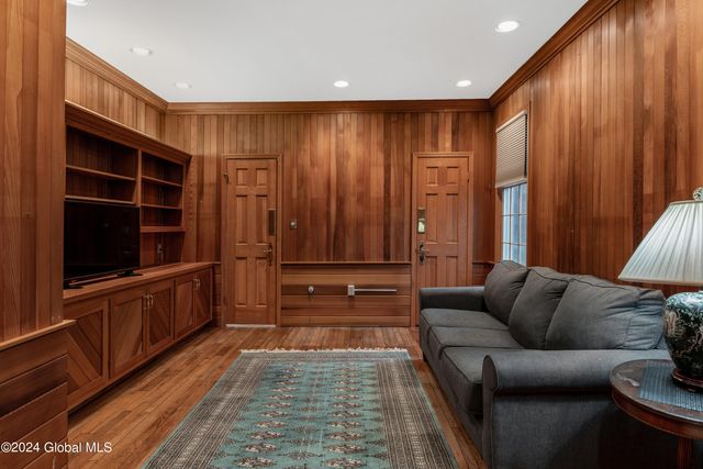 660 N Broadway, Saratoga Springs, NY 12866